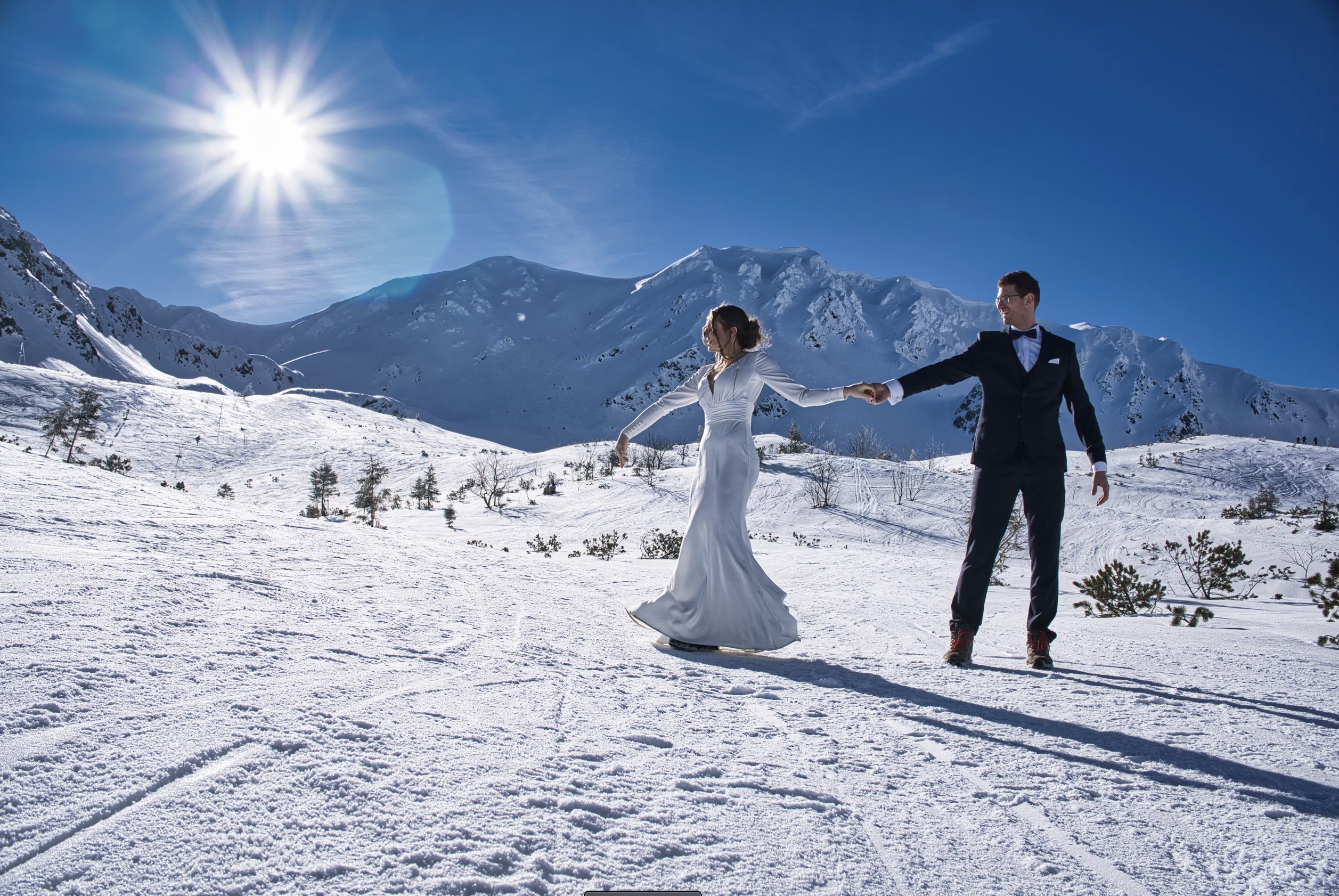 Para młoda w górach